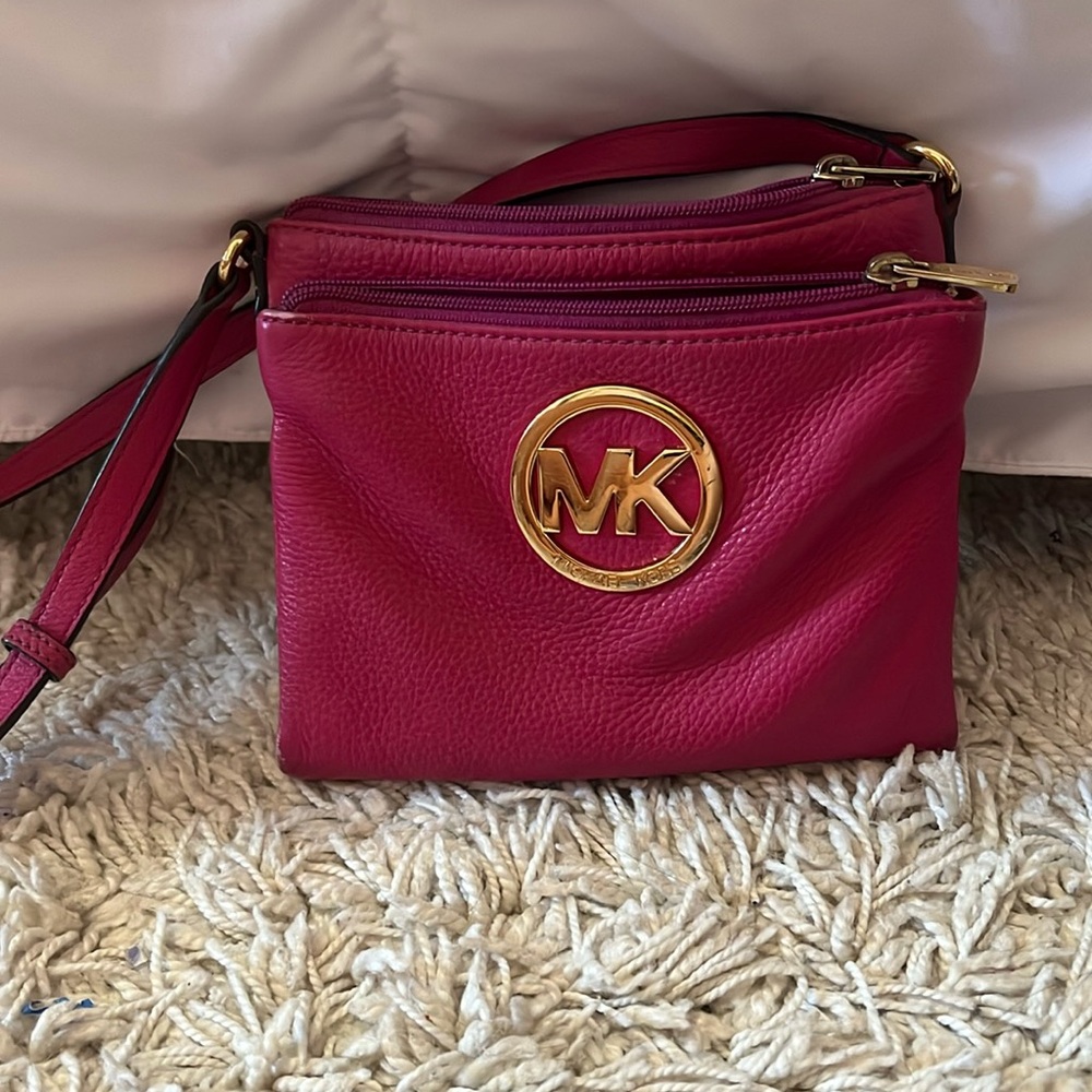 Pink Micheal Kors cross body purse. With 2 pockets and pop out wallet space.